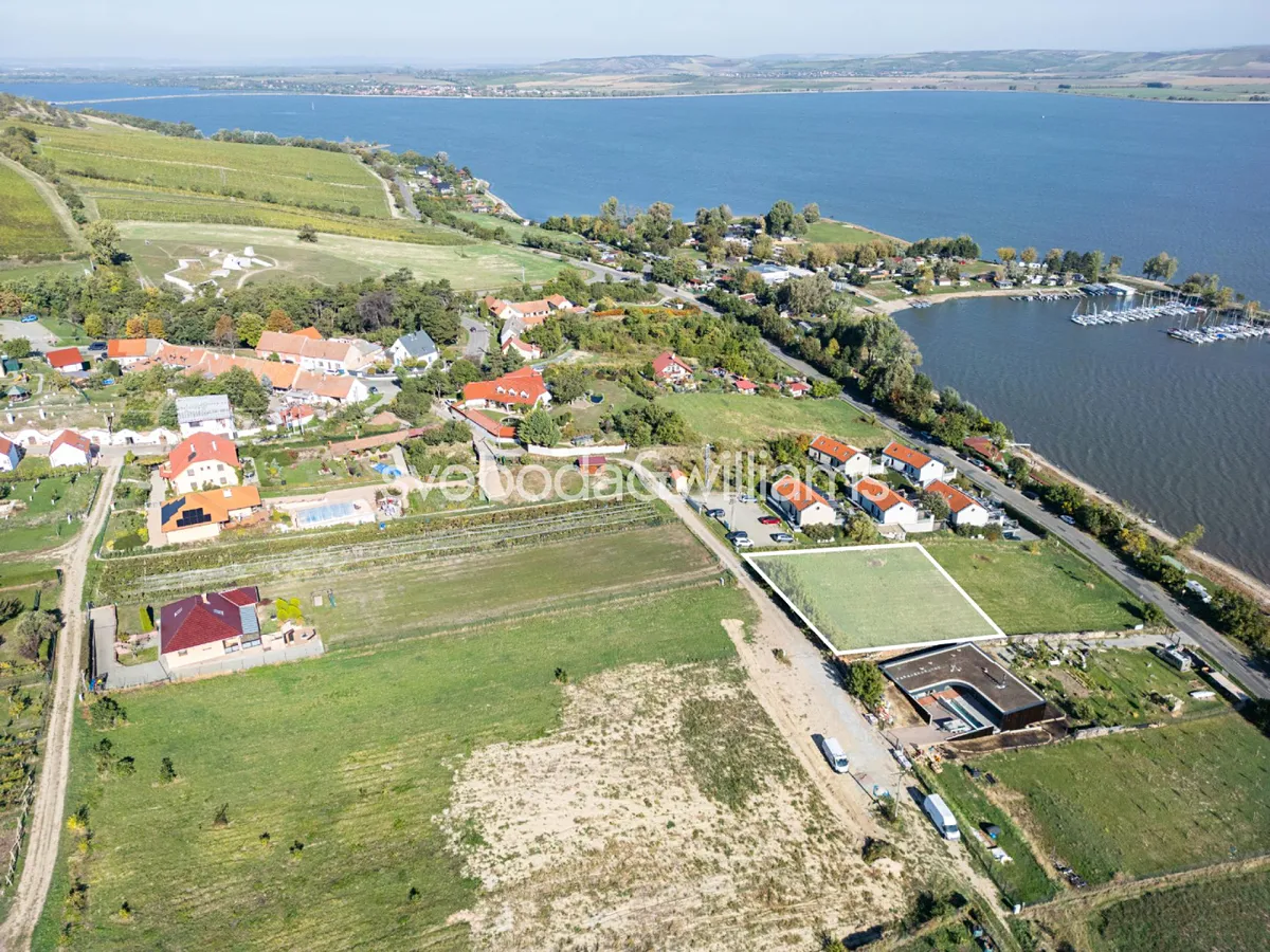 Prodej komerčního pozemku 1582 m²